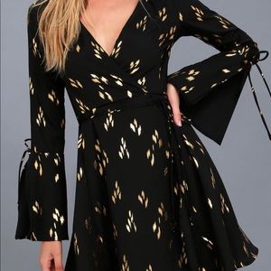 Lulus BLACK AND GOLD PRINT WRAP DRESS